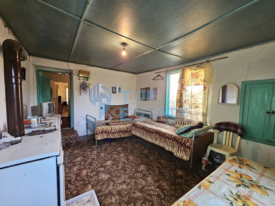 Тухлена къща с голям двор и кладенец в село Писарево