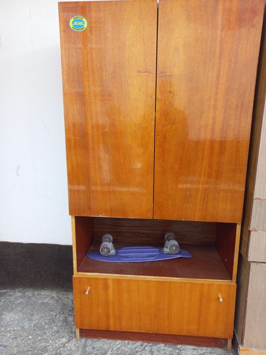 Продается шкаф сервант и детский шкафчик