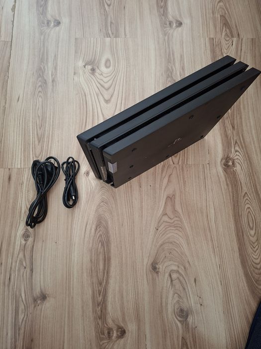 PS4 Pro 1tb + doua manete + jocuri