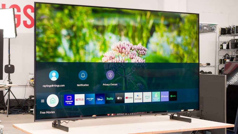 Televizor Smart TV Samsung 108 cm, 4K Crystal UHD (Seria AU8000), Ultra Slim + Telecomandă Inteligentă