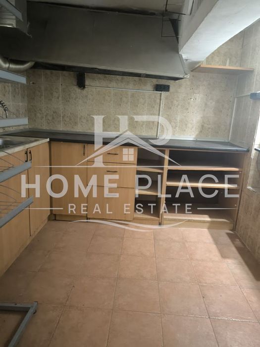 Помещение със статут на заведение за бързо хранене в центъра на гр. В