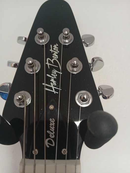 Vand chitara Harley Benton BM 75 deluxe  că noua(folosita ocazional 2 luni)