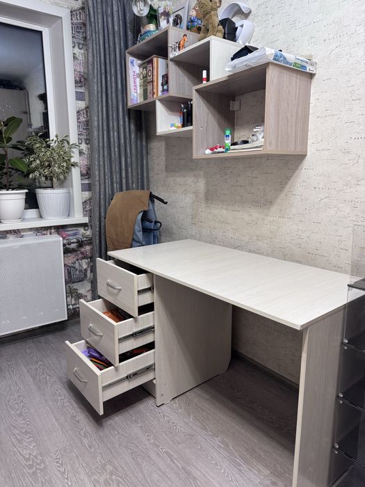 Стол письменный с навесными полками