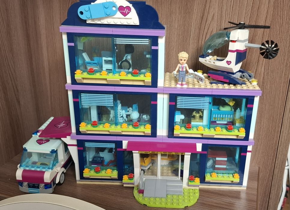 LEGO Friends Клиника Хартлейк Сити