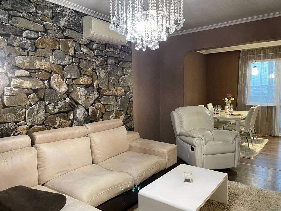 Продава се Четиристаен апартамент в Добрич, Христо Ботев - 98 кв.м за 1072 €/кв.м - Снимка #1