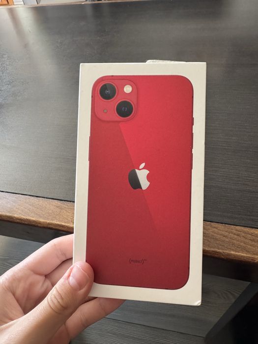Iphone 13 червен