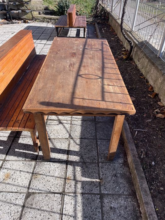 Мебели- маса и пейка