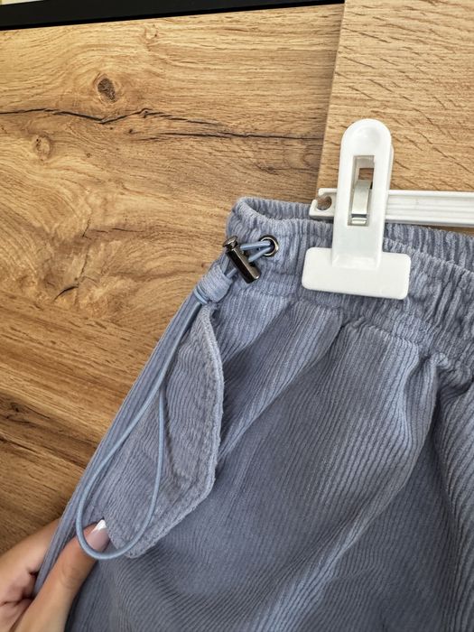 Син парашут панталон от Bershka, размер М