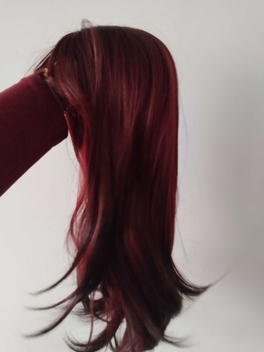 Червена перуки с бретон, само за 15€ всяка.