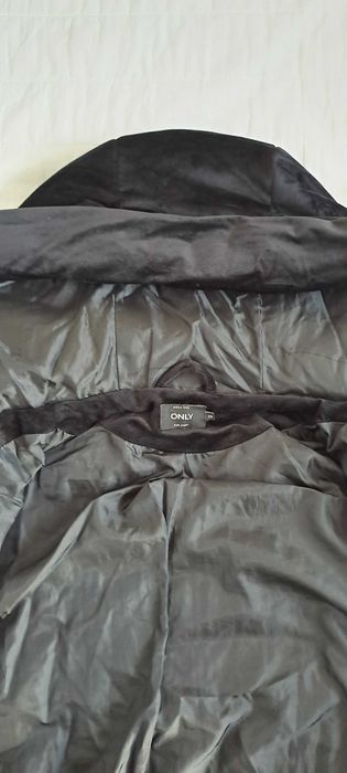 Черно дамско кадифено яке с качулка