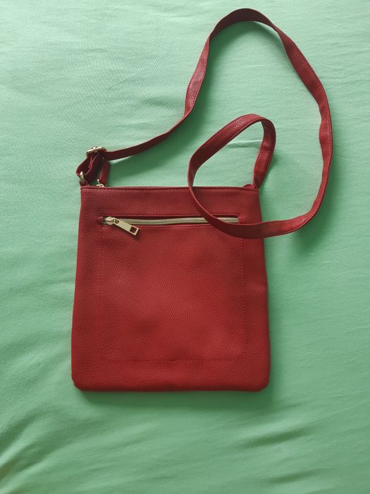 Нова кожена дамска чанта с дълга презрамка за носене през рамо.