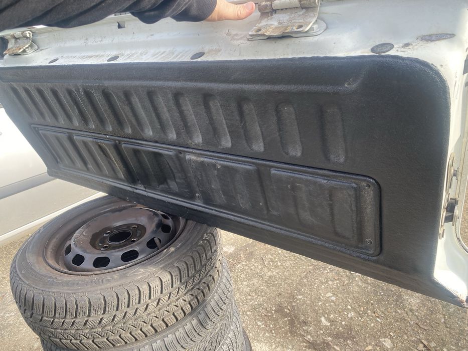 Usa bena, usa spate, Mitsubishi L200