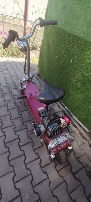 Vand trotineta cu motor pe benzina.