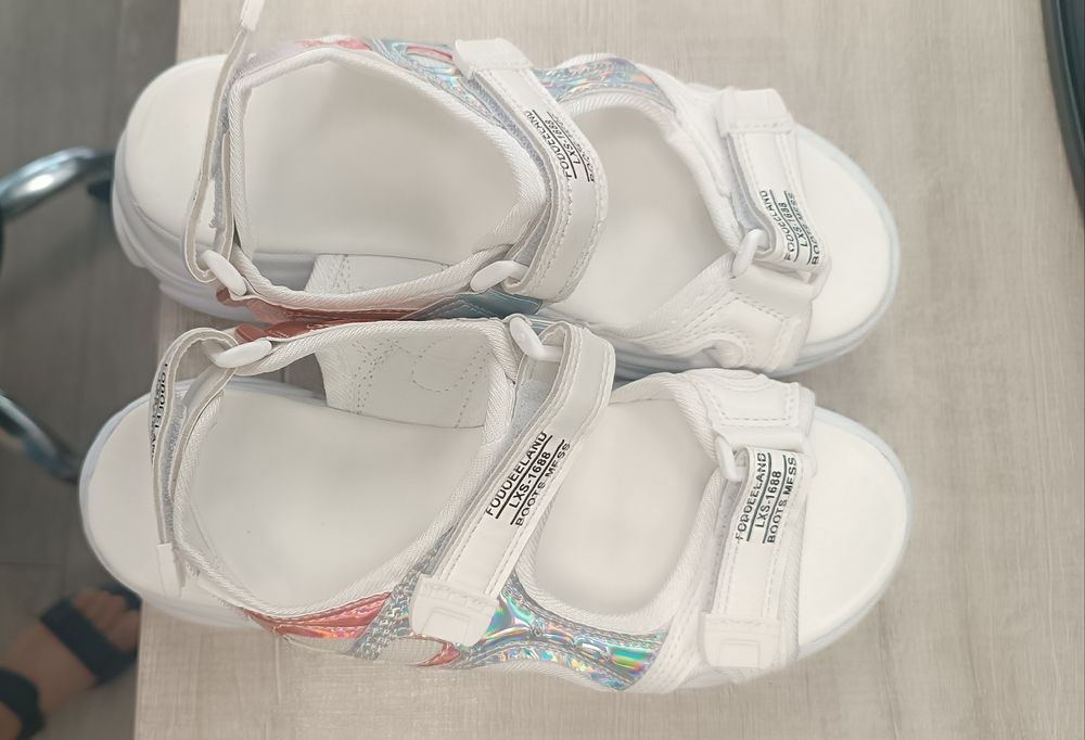 Бели сандали на платформа