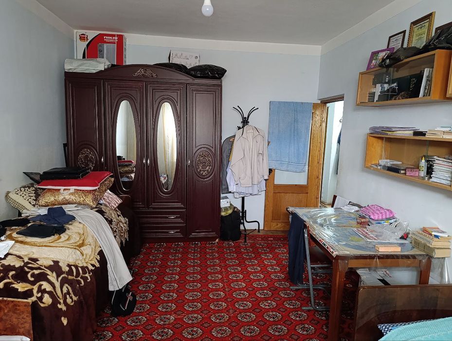 Продаётся  трёхкомнатная квартира в центре города Джизак