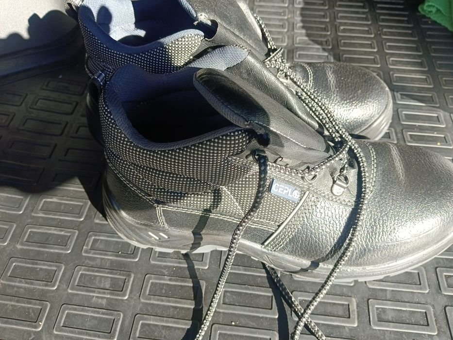Рабочие ботинки.
