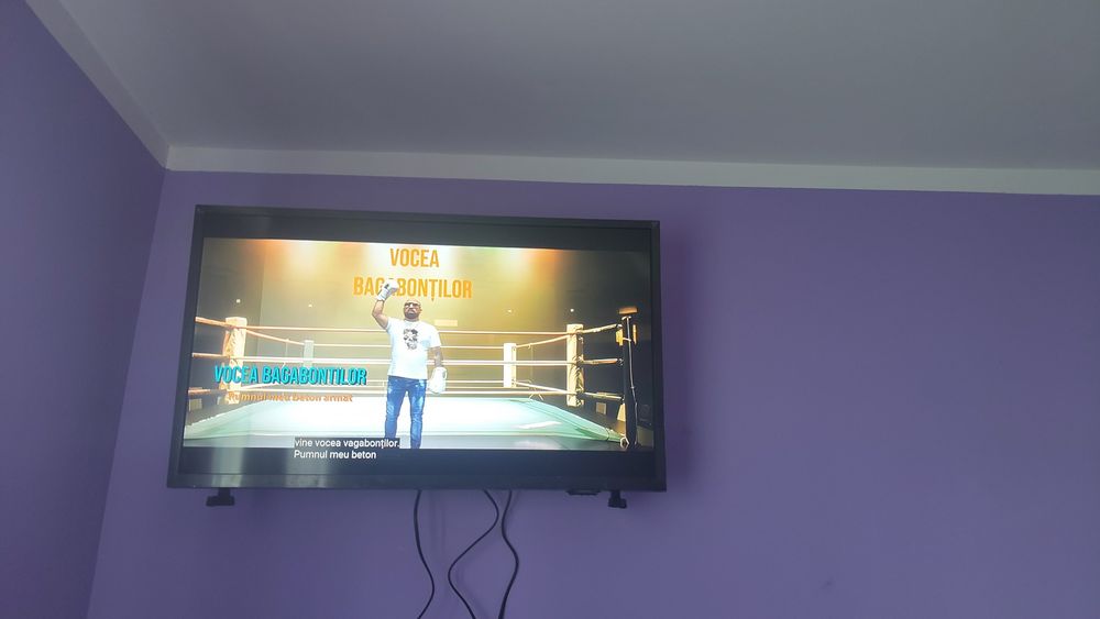 Vând tv Samsung detali in privat.