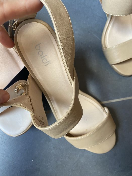Продам женские босоножки