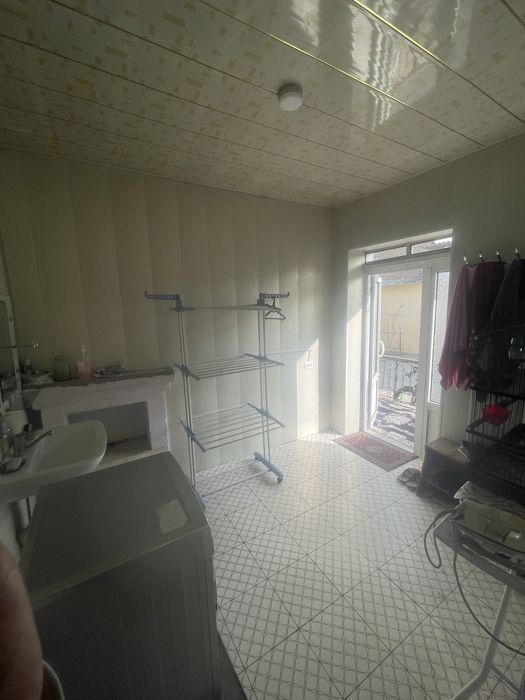 Uy Yangiyolda joylashgan