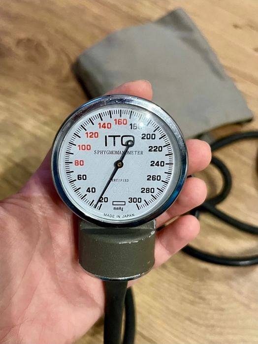 Tensiometru ITO cu stetoscop și manșetă