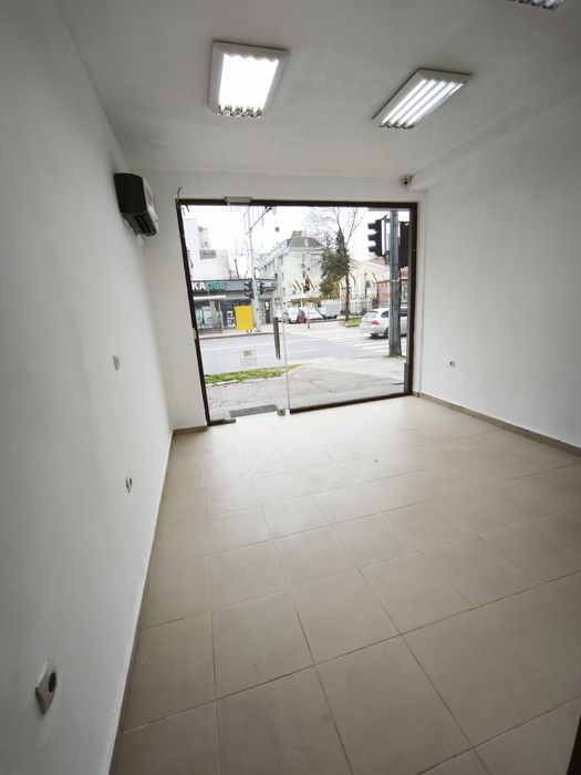 Давам под наем магазин 20квадрата със санитарен възел и склад 3кв.мен