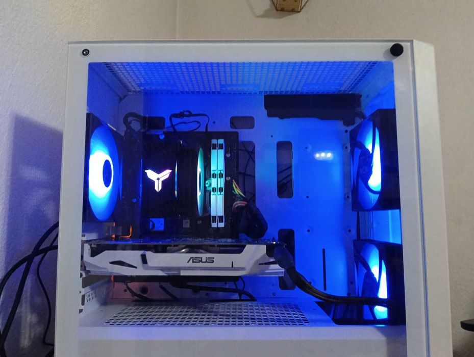 Геймърски компютър RX 480 / 16GB RAM / NVMe SSD / RGB