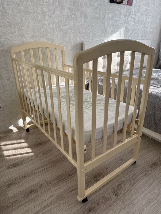 Продам детскую кроватку с матрацем