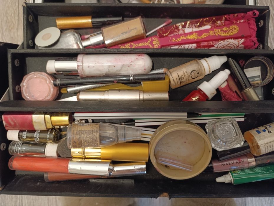 Чемодан с косметикой для визажиста