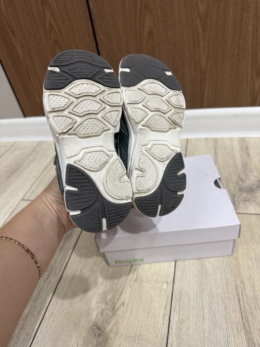 кроссовки 27р…..