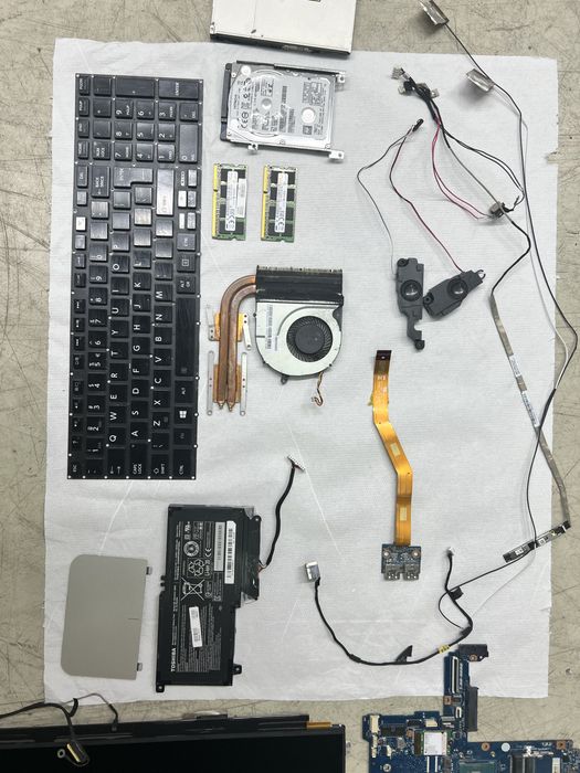 Tosiba satellite p50t -b- 10t procesor i7  16 g rami