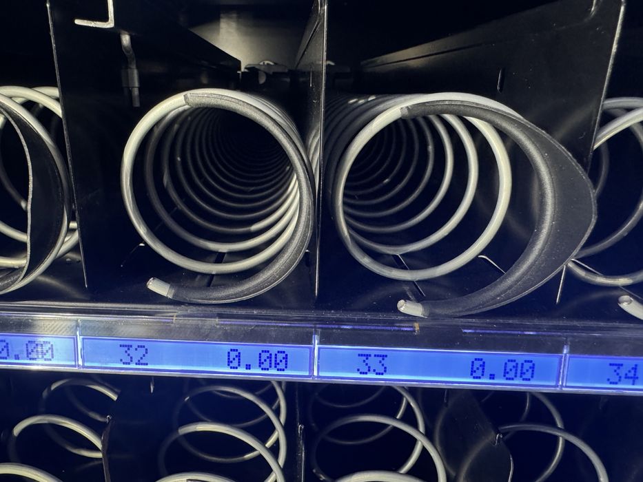 Vand  automat vending sucuri fas 1050 generatie noua cu garantie