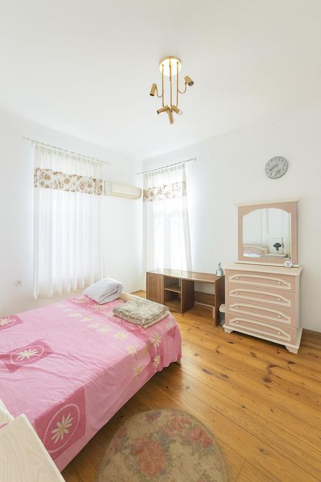 Дава се под наем Етаж от къща в Пловдив, Център - 140 кв.м за 598.23 € - Снимка #4