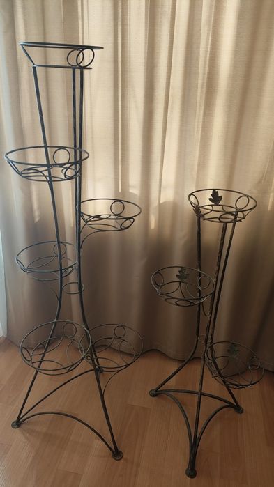 Продам две подставки для цветов