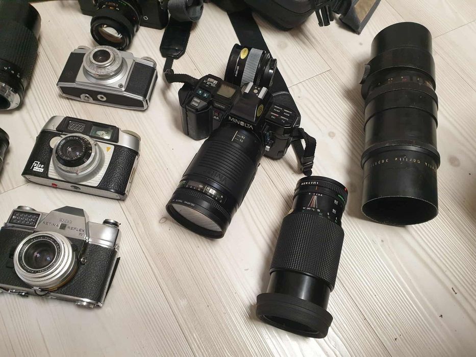 Lot x 5 aparate foto, 9 obiective și două blițuri.