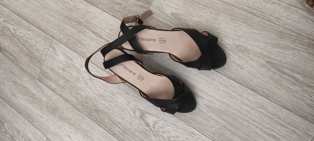 Босоножки кожаные на каблуке