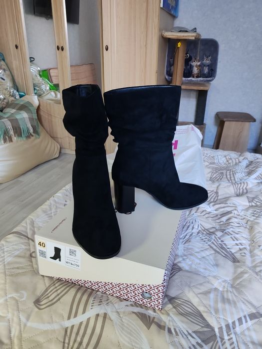 Продам новые замшевые полусапожки.