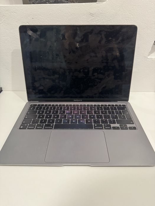 MacBook Air 13” (2020) M1 256GB SSD - батерията е за смяна