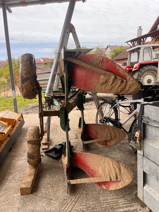 Vand tractor, semanatoare, plug, tocatoare si grapa rotativa