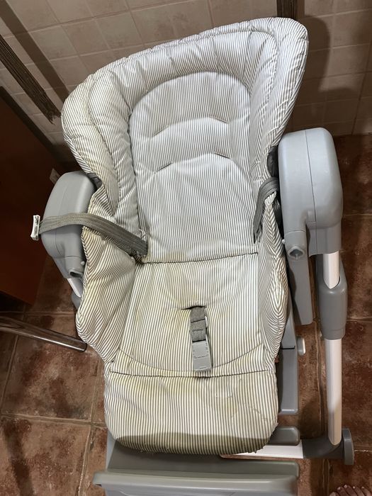 Vand scaun de masa bebe folosit