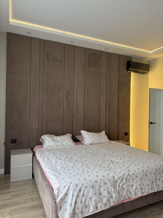 Кровать со стеновой панелью