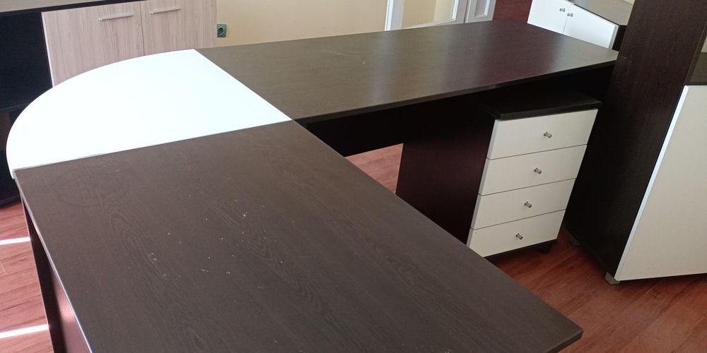 Продавам офис мебели