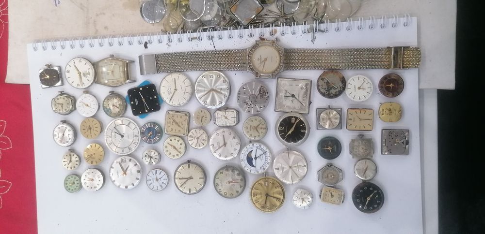 Ретро стари позлатени часовници-машини