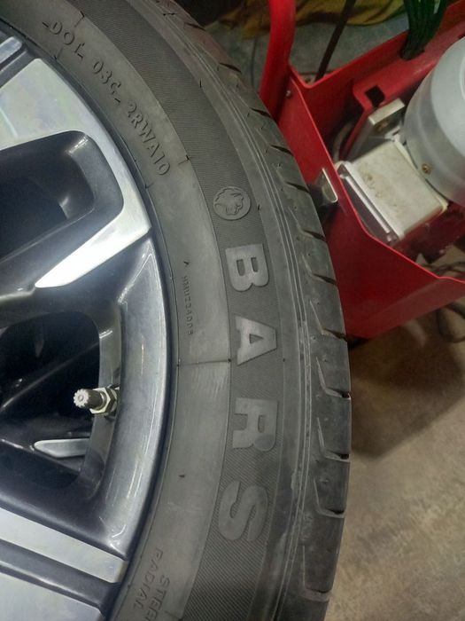 BU/U Tracker Premier Diska Bars 215/55R17