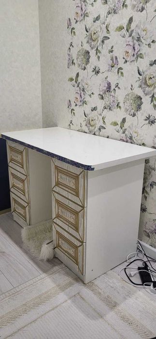 Белый стол с ящиками