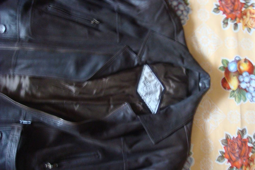 Valentino  ( куртка кожаная , 52 - 54 )