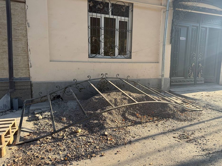 Темир дарвоза навес билан