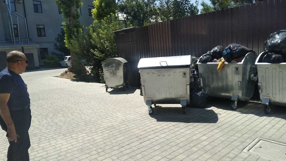 Металлический бак для мусора 1100 л.