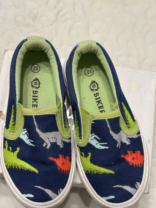 Продам десткую обувь