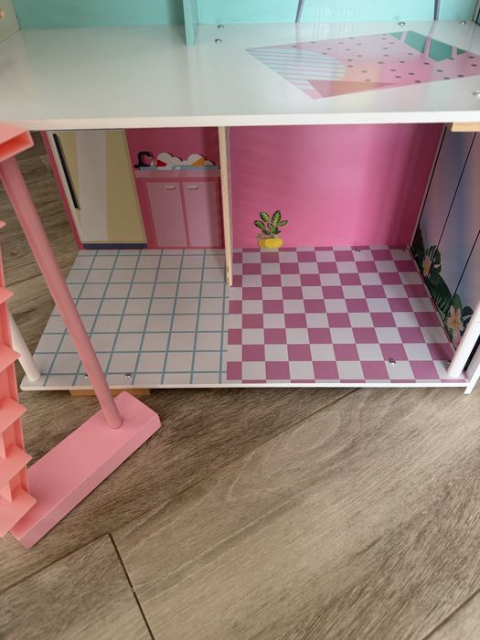 Casuta de papusi Playtive cu mobilier si terasa mobila, 59x66x30 cm