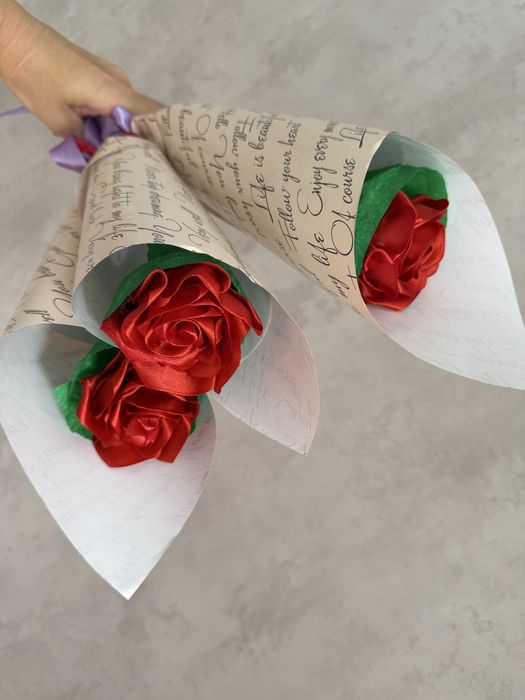 Розы из атласных лент